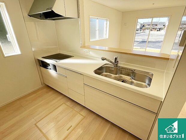 リビングと統一感があり、使い勝手のいいキッチン。広々としているので、二人並んで作業が出来ちゃいます。お子様と一緒に色々なお料理に挑戦できるスペースがあります。