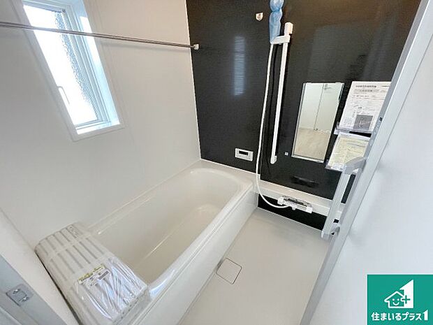 足をゆったり伸ばして寛げる浴槽です。窓が設けられていますので差し込む光が明るく穏やかな雰囲気にしてくれます♪浴室乾燥機も設置しているので、雨の日の洗濯物も安心です♪