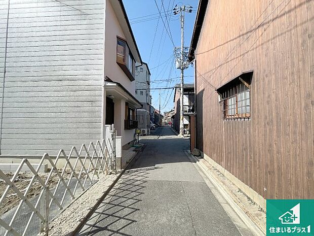 周辺は落ち着いた街並みの住宅地!子育てがしやすい住環境です!まだ未完成ですが、現地でしかわからない事もございます。是非一度ご覧ください。