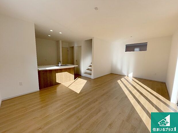 日当たり良好の明るいリビングで朝の目覚めもスッキリできそう!対面キッチンでご家族のコミュニケーションも自然と増える設計!小さなお子様が遊ぶスペースを作っても広々とくつろげるLDK!