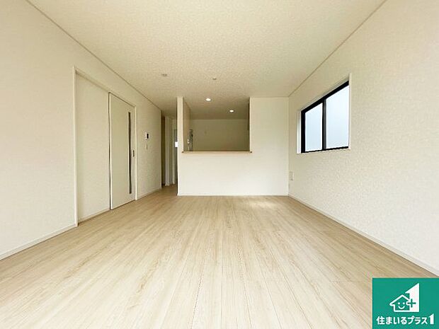 シンプルなリビングは、観葉植物等のインテリアを楽しめますね!パパ好みにも、ママ好みにも家具次第で雰囲気を変えることができます!