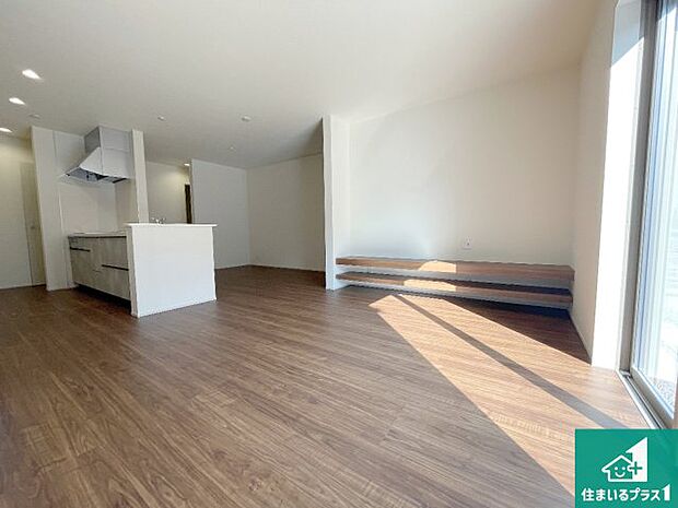 シンプルなリビングは、観葉植物等のインテリアを楽しめますね！パパ好みにも、ママ好みにも家具次第で雰囲気を変えることができます！