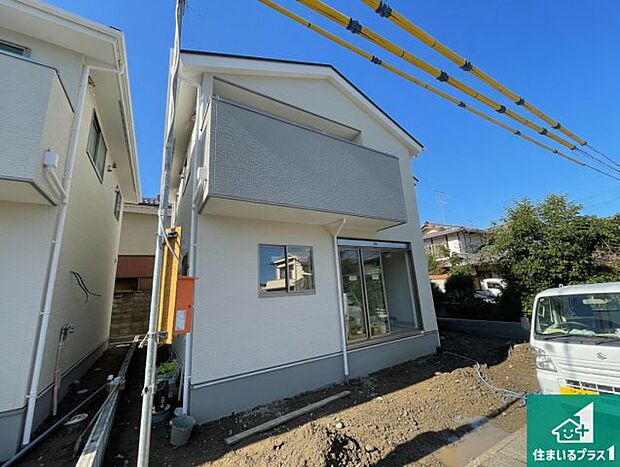 周辺は落ち着いた街並みの住宅地!子育てがしやすい住環境です!まだ未完成ですが、現地でしかわからない事もございます。是非一度ご覧ください。
