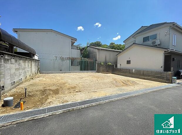 周辺は落ち着いた街並みの住宅地!子育てがしやすい住環境です!まだ未完成ですが、現地でしかわからない事もございます。是非一度ご覧ください。