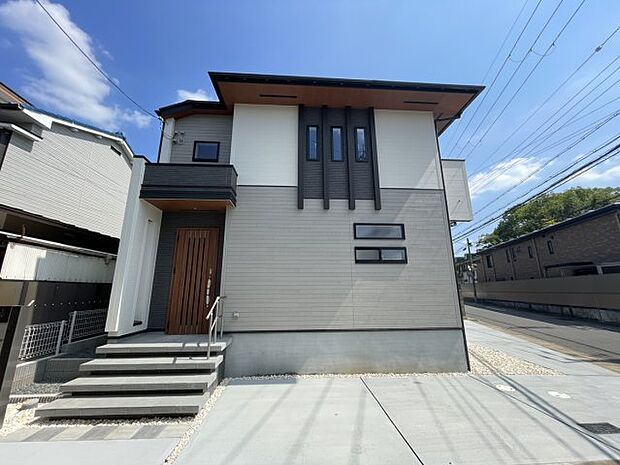 周辺は落ち着いた街並みの住宅地!子育てがしやすい住環境です!まだ未完成ですが、現地でしかわからない事もございます。是非一度ご覧ください。