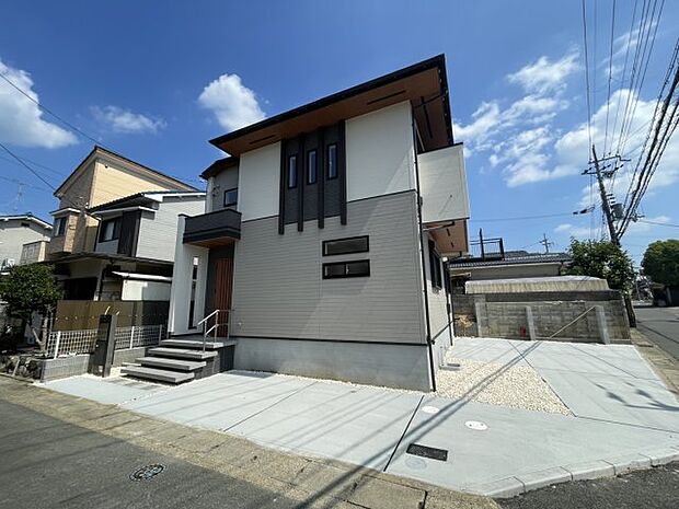 周辺は落ち着いた街並みの住宅地!子育てがしやすい住環境です!まだ未完成ですが、現地でしかわからない事もございます。是非一度ご覧ください。