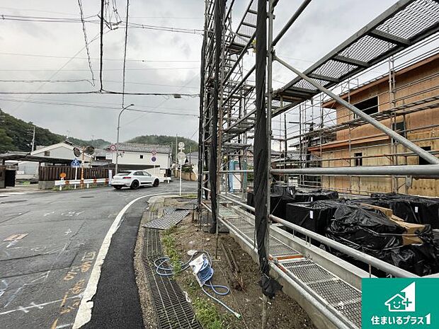 周辺は落ち着いた街並みの住宅地!子育てがしやすい住環境です!まだ未完成ですが、現地でしかわからない事もございます。是非一度ご覧ください。