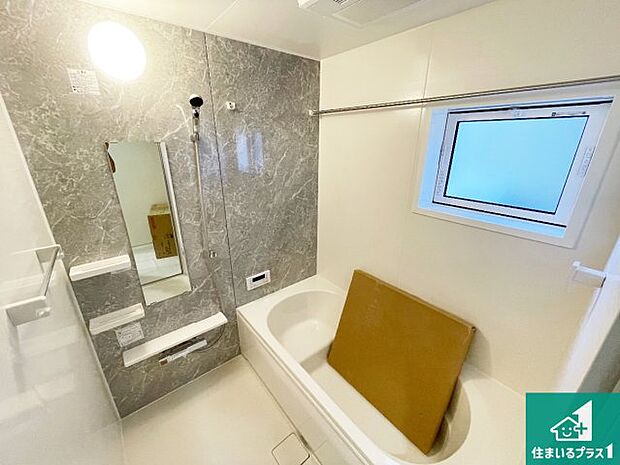 足をゆったり伸ばして寛げる浴槽です。窓が設けられていますので差し込む光が明るく穏やかな雰囲気にしてくれます♪浴室乾燥機も設置しているので、雨の日の洗濯物も安心です♪