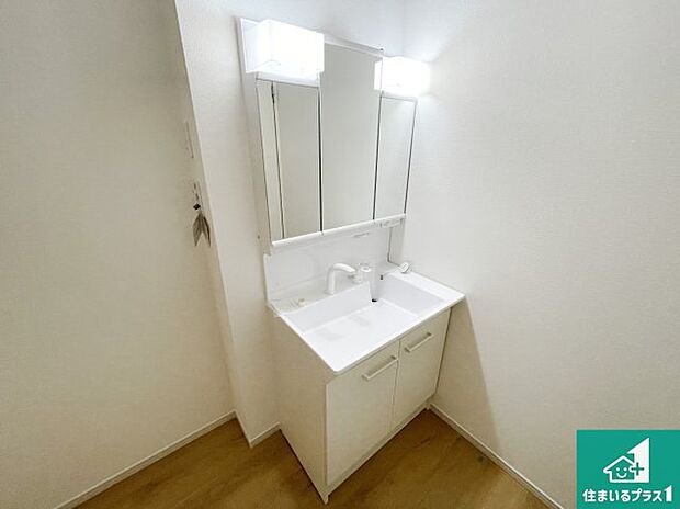 【独立洗面台】清潔感のある洗面台です。フラットな鏡は掃除がしやすく毎日清潔！鏡裏には収納があるのでスッキリとした洗面台が保てます。