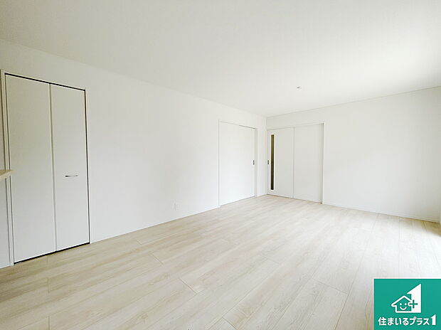 【洋室】シンプルな洋室は、自分好みのインテリアが楽しめます♪ご家族とインテリアや家具を選びに行くのは新築購入時の醍醐味の一つです。ぜひお楽しみください♪