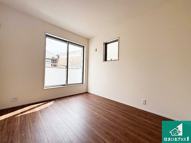 【洋室】シンプルな洋室は、自分好みのインテリアが楽しめます♪ご家族とインテリアや家具を選びに行くのは新築購入時の醍醐味の一つです。ぜひお楽しみください♪