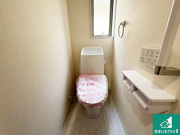 【トイレ】1・2階の2ヶ所にあるので、朝の忙しい時間の順番待ちもなく、深夜の利用にも大変便利です。