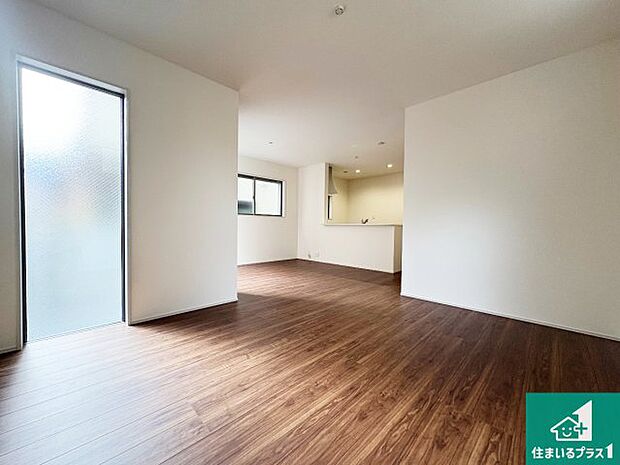 【居間・リビング】日当たり良好の明るいリビングで朝の目覚めもスッキリできそう!対面キッチンでご家族のコミュニケーションも自然と増える設計!小さなお子様が遊ぶスペースを作っても広々とくつろげるLDK!