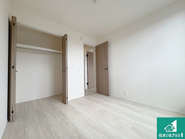 【洋室】シンプルな洋室は、自分好みのインテリアが楽しめます♪ご家族とインテリアや家具を選びに行くのは新築購入時の醍醐味の一つです。ぜひお楽しみください♪