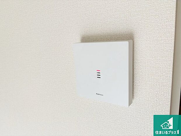 【カラーモニターインターホン】24時間録画機能搭載のインターホンで、防犯も来客対応もこれ1台。 訪問者の有無に関わらず玄関前を録画し、家族の安心を守ります。