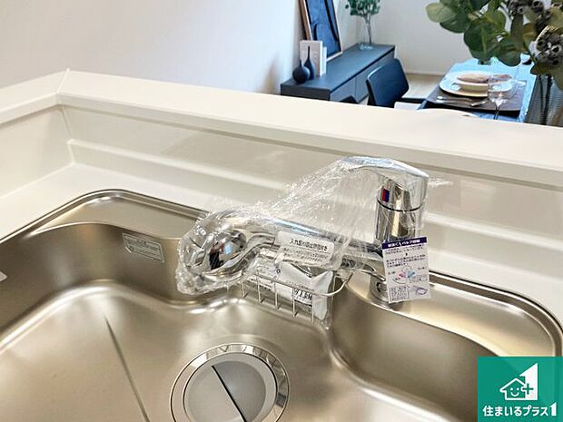 【キッチン水栓】浄水器を内蔵！炊飯時、お茶を作る時に安心してお水を使えます！お湯と冷水、浄水と原水、シャワーの切替えもワンタッチです！