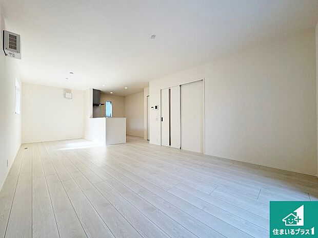 【居間・リビング】日当たり良好の明るいリビングで朝の目覚めもスッキリできそう！対面キッチンでご家族のコミュニケーションも自然と増える設計！小さなお子様が遊ぶスペースを作っても広々とくつろげるLDK！