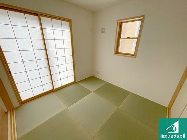 【和室】一室あると便利な和室は客間としてだけでなく、小さなお子様のプレイルームや食後のくつろぎスペースとしてもご利用いただけます。収納もついていますので大活躍間違いなし！