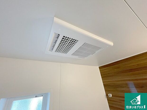 【浴室暖房乾燥機】四季を通して快適なバスライフをお手伝いする浴室暖房乾燥機！浴室の乾燥・暖房・涼風・換気はもちろん、２４時間換気にも対応！ 