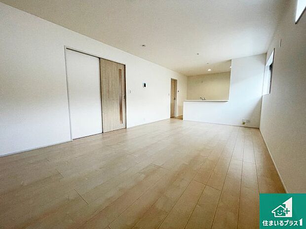 【居間・リビング】日当たり良好の明るいリビングで朝の目覚めもスッキリできそう!対面キッチンでご家族のコミュニケーションも自然と増える設計!小さなお子様が遊ぶスペースを作っても広々とくつろげるLDK!