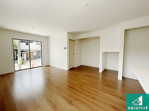 【居間・リビング】日当たり良好の明るいリビングで朝の目覚めもスッキリできそう!対面キッチンでご家族のコミュニケーションも自然と増える設計!小さなお子様が遊ぶスペースを作っても広々とくつろげるLDK!