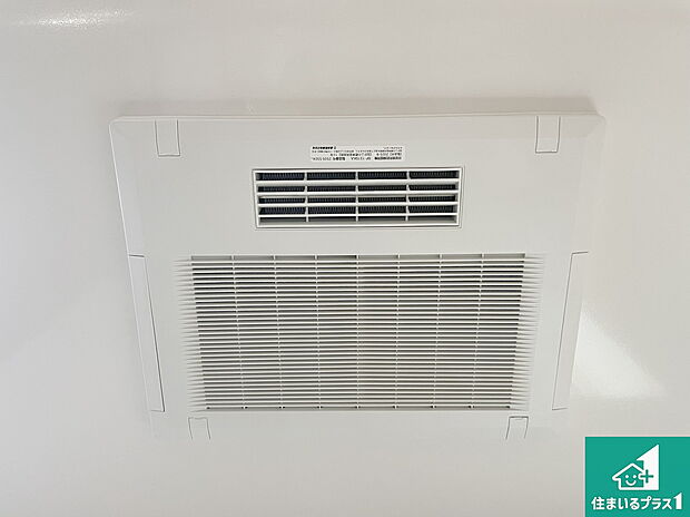 【浴室暖房乾燥機】四季を通して快適なバスライフをお手伝いする浴室暖房乾燥機！浴室の乾燥・暖房・涼風・換気はもちろん、２４時間換気にも対応！ 