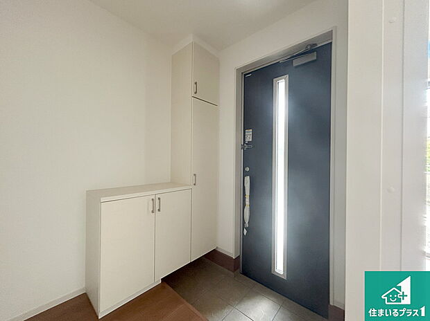 【玄関】シューズボックスにはたくさんの靴が収納できるので玄関周りはいつもスッキリ！ご家族が増えても安心！