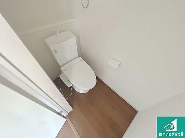 【トイレ】1・2階の2ヶ所にあるので、朝の忙しい時間の順番待ちもなく、深夜の利用にも大変便利です。