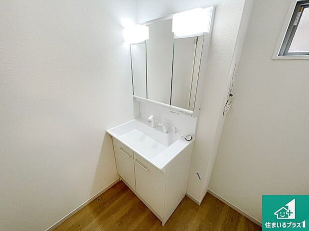 【独立洗面台】清潔感のある洗面台です。フラットな鏡は掃除がしやすく毎日清潔！鏡裏には収納があるのでスッキリとした洗面台が保てます。