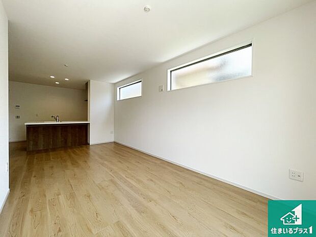 【居間・リビング】日当たり良好の明るいリビングで朝の目覚めもスッキリできそう！対面キッチンでご家族のコミュニケーションも自然と増える設計！小さなお子様が遊ぶスペースを作っても広々とくつろげるLDK！