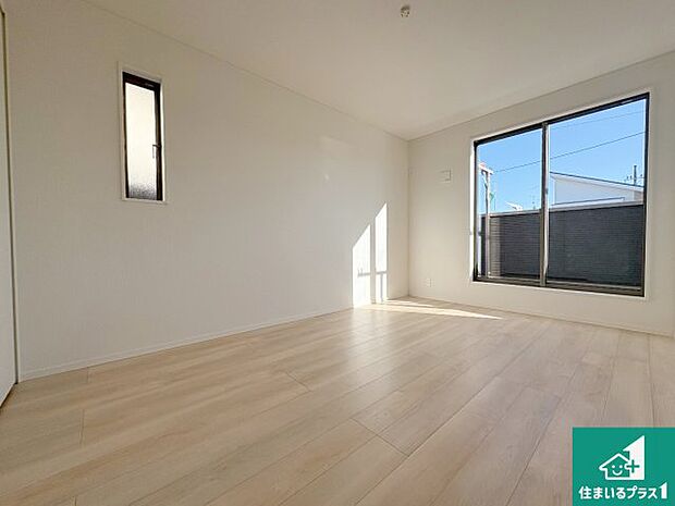 【洋室】シンプルな洋室は、自分好みのインテリアが楽しめます♪ご家族とインテリアや家具を選びに行くのは新築購入時の醍醐味の一つです。ぜひお楽しみください♪