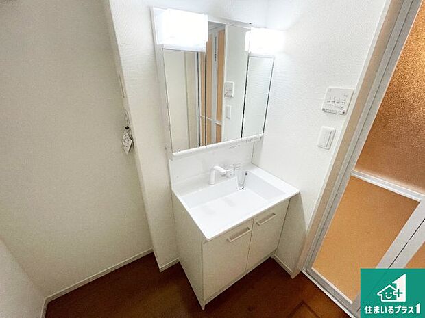 【独立洗面台】清潔感のある洗面台です。フラットな鏡は掃除がしやすく毎日清潔！鏡裏には収納があるのでスッキリとした洗面台が保てます。