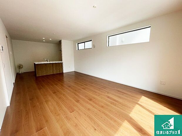 【居間・リビング】日当たり良好の明るいリビングで朝の目覚めもスッキリできそう！対面キッチンでご家族のコミュニケーションも自然と増える設計！小さなお子様が遊ぶスペースを作っても広々とくつろげるLDK！