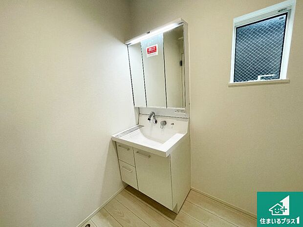 【独立洗面台】清潔感のある洗面台です。フラットな鏡は掃除がしやすく毎日清潔!鏡裏には収納があるのでスッキリとした洗面台が保てます。