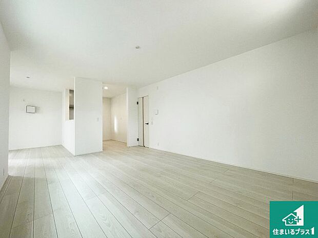 【居間・リビング】日当たり良好の明るいリビングで朝の目覚めもスッキリできそう!対面キッチンでご家族のコミュニケーションも自然と増える設計!小さなお子様が遊ぶスペースを作っても広々とくつろげるLDK!