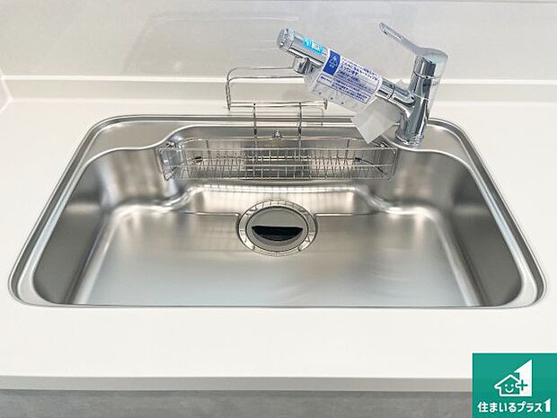 【キッチンシンク】蛇口の先端に浄水器を内蔵しています!原水と浄水、お湯と冷水、シャワーの切替えがワンタッチなので用途によって使い分けられます。