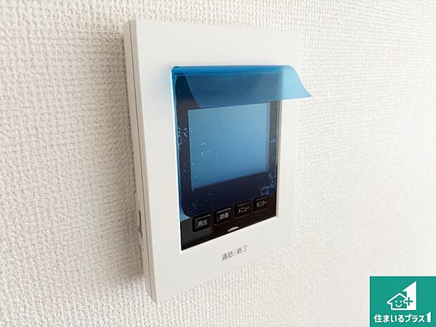 【カラーモニターインターホン】声だけでなく来訪者の姿や顔がモニターで確認できるので、小さなお子様がいらっしゃるご家庭でも安心できます!