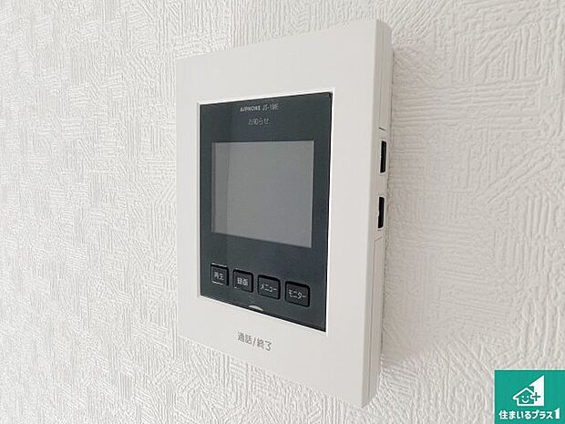 【カラーモニターインターホン】声だけでなく来訪者の姿や顔がモニターで確認できるので、小さなお子様がいらっしゃるご家庭でも安心できます！