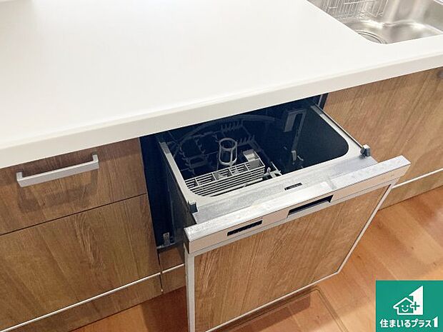 【食器洗浄乾燥機】食事後の一仕事、食器洗いをボタン一つでお任せできちゃいます！場所を取らないビルトイン式なので、お料理スペースもしっかり確保！