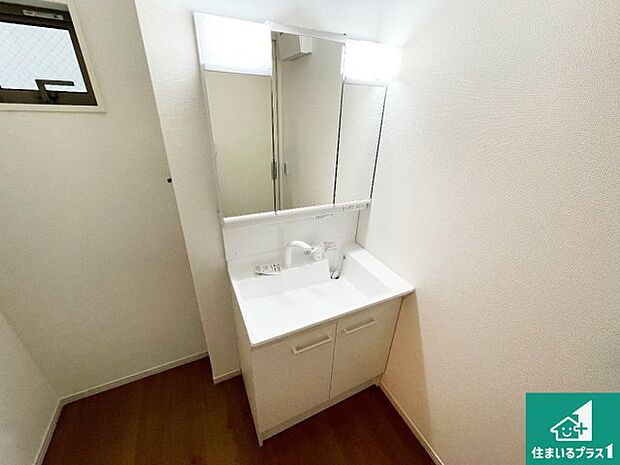 【独立洗面台】清潔感のある洗面台です。フラットな鏡は掃除がしやすく毎日清潔！鏡裏には収納があるのでスッキリとした洗面台が保てます。