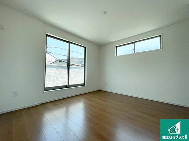 【洋室】寝室は心地よい眠りについてもらいたくて、シンプルかつ開放的な空間な設計にしています！大きな窓から差し込む日が心地いいです♪