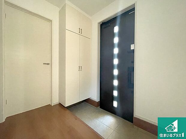 【玄関】シューズボックスにはたくさんの靴が収納できるので玄関周りはいつもスッキリ！ご家族が増えても安心！