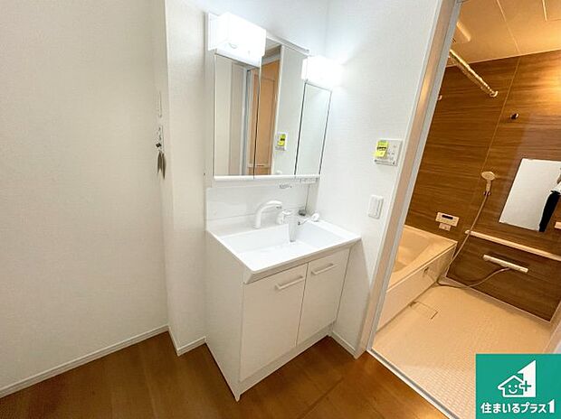 【独立洗面台】清潔感のある洗面台です。フラットな鏡は掃除がしやすく毎日清潔！鏡裏には収納があるのでスッキリとした洗面台が保てます。