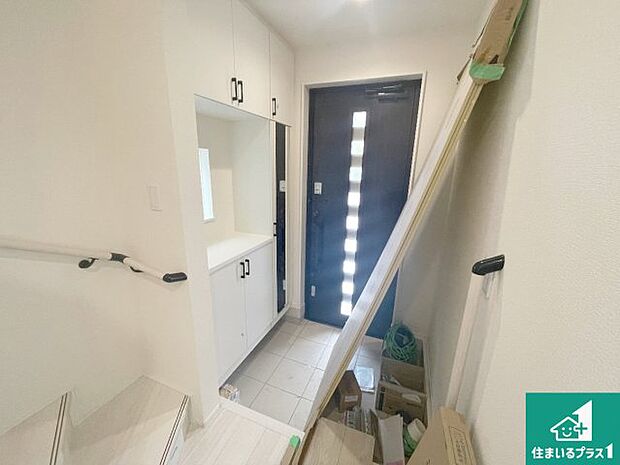 【玄関】シューズボックスにはたくさんの靴が収納できるので玄関周りはいつもスッキリ！ご家族が増えても安心！