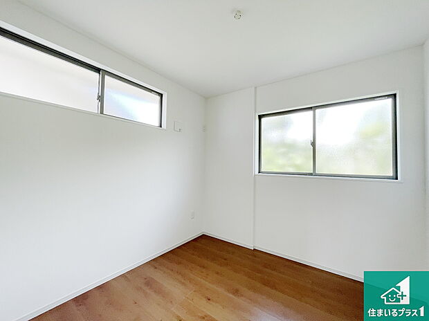 【洋室】シンプルな洋室は、自分好みのインテリアが楽しめます♪ご家族とインテリアや家具を選びに行くのは新築購入時の醍醐味の一つです。ぜひお楽しみください♪