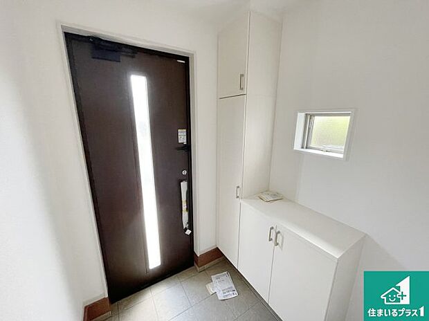 【玄関】シューズボックスにはたくさんの靴が収納できるので玄関周りはいつもスッキリ！ご家族が増えても安心！