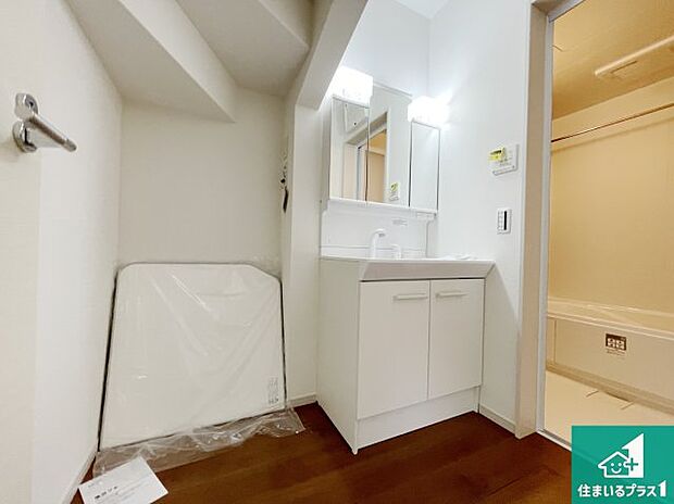 【独立洗面台】清潔感のある洗面台です。フラットな鏡は掃除がしやすく毎日清潔！鏡裏には収納があるのでスッキリとした洗面台が保てます。