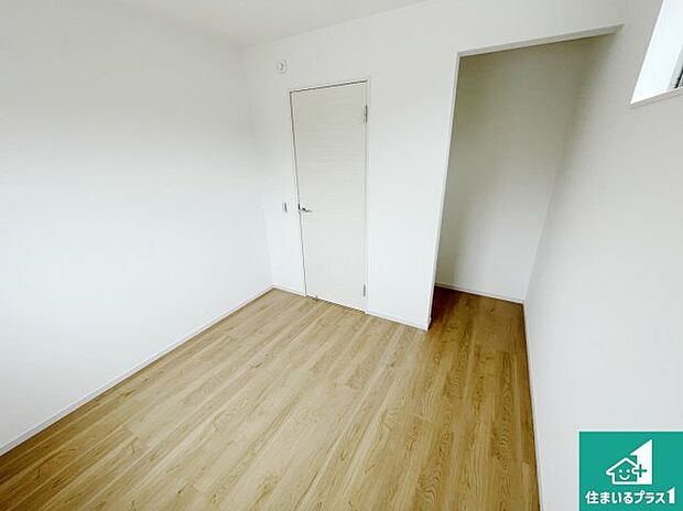 【洋室】収納スペースが充実しているので子供の成長に合わせてたくさん収納ができます！家族構成に合わせた様々な活用ができる収納！