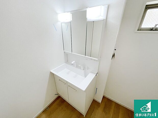 【独立洗面台】清潔感のある洗面台です。フラットな鏡は掃除がしやすく毎日清潔！鏡裏には収納があるのでスッキリとした洗面台が保てます。