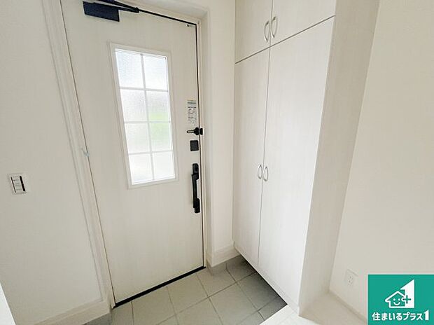 【玄関】シューズボックスにはたくさんの靴が収納できるので玄関周りはいつもスッキリ！ご家族が増えても安心！